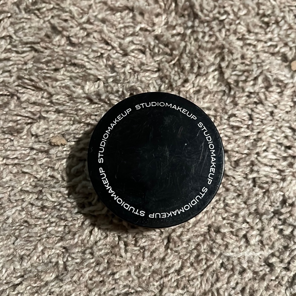 Studio makeup loose blush